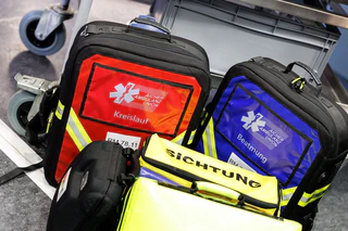 Nach zwei Bedienungen als Ersthelferinnen übernahm der Rettungsdienst die Versorgung des 78-Jährigen. (Symbolbild) — © Matthias Balk/dpa