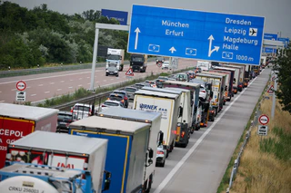 Güter auf die Straße heißt es wegen des Niedigwassers kurzzeitig auch in Bayern. (Symbolbild). — © Jan Woitas/dpa