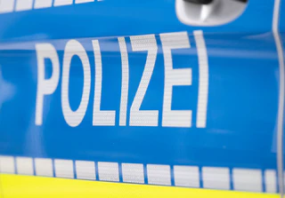 Ein 77-Jähriger ist bei einem mutmaßlichen Badeunfall in der Donau bei Sinzing im Landkreis Regensburg ums Leben gekommen. (Symbolbild) — © Boris Roessler/dpa