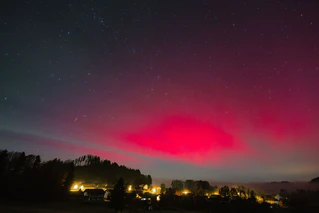 Polarlichter waren heuer schon mehrmals in Bayern zu sehen. — © -/onw-images/dpa