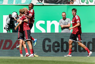 Nürnbergs Spieler jubeln über den Derbysieg in Fürth. — © Daniel Löb/dpa
