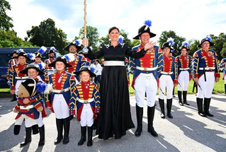 Landtagspräsidentin Ilse Aigner grüßt beim Landtags-Empfang am Schloss Schleißheim. — © Felix Hörhager/dpa