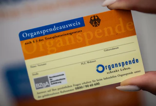 In vielen Fällen scheitert eine Organspende in Deutschland noch an einer fehlenden Zustimmung. Die Deutsche Stiftung Organtransplantation rät, die eigene Entscheidung zu dokumentieren - etwa mit einem Organspendeausweis. (Symbolbild) — © Michael Kappeler/dpa