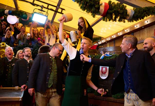 OB Krause hatte am Samstag seinen ersten Oktoberfest-Anstich souverän gemeistert. — © Sven Hoppe/dpa