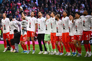 Die Bayern-Profis feiern den Titel auf dem Rasen. — © Tom Weller/dpa