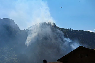 Auch heute sollen wieder Löschhubschrauber zum Einsatz kommen. — © Uwe Lein/dpa