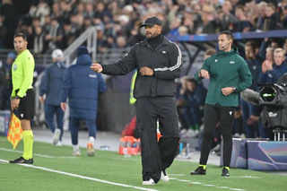 Sieht sein Team nicht weit von Topform entfernt: Bayern-Trainer Kompany (Archivbild) — © Peter Kneffel/dpa