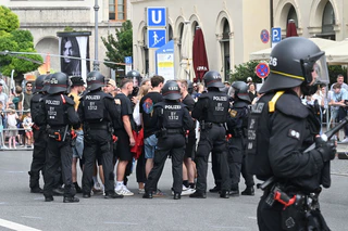 Das Bundesamt für Verfassungsschutz warnt vor, dass linksextreme Gruppen die deutschlandweiten Jugendproteste unterwandern und für ihre Zwecke missbrauchen könnten. (Symbolbild) — © Felix Hörhager/dpa