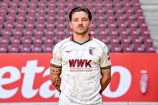 Mads Pedersen vom FC Augsburg soll vor einem Wechsel nach Berlin stehen. (Archivbild) — © Harry Langer/dpa