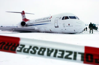 Eine aus Wien kommende Fokker 70 muss 2004 notlanden (Archivbild) — © Peter Kneffel/dpa