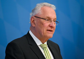 Der Bayerische Innenminister Joachim Herrmann (CSU) will die Sicherheitskonzepte der bayerischen CSDs überprüfen lassen. (Archivbild) — © Sven Hoppe/dpa