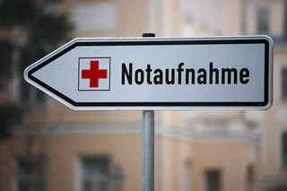 Sanitäter bringen den Rollerfahrer in ein Krankenhaus. (Symbolbild) — © Jan Woitas/dpa