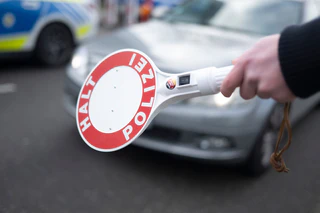 Das überladene Auto mit sechs ungesicherten Kindern fiel bei einer Grenzkontrolle auf. (Symbolbild) — © Marijan Murat/dpa