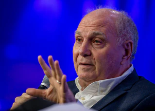 Nachbar verklagt Uli Hoeneß wegen zweier Bäumchen. (Archovfoto) — © Peter Kneffel/dpa