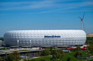 Die Münchner Allianz Arena sorgt in Australien für Gesprächsstoff. (Archivbild) — © Peter Kneffel/dpa