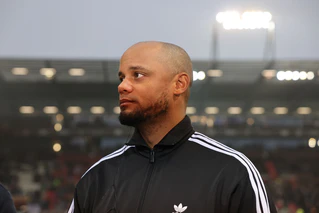 Vincent Kompany setzt erstmals Leon Gortzka von Beginn an ein. — © Christian Charisius/dpa