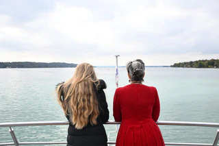Zu den wenigen Ausflugs-Gästen zählten die Schauspielerin Irina Wanke und ihre Tochter, die Tänzerin und Choreographin Rosalie Wanka. — © Felix Hörhager/dpa