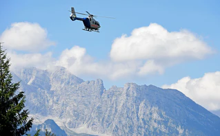 Der Wanderer stürzte in die Tiefe und starb. (Symbolbild) — © Uwe Lein/dpa