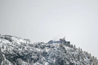 Das Kehlsteinhaus wurde durch den Brand schwer zerstört. — © Jason Tschepljakow/dpa