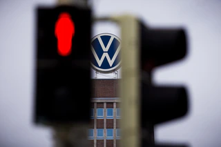 Autobauer VW: Knapp einer Million Fahrzeuge droht ein Lenkungsausfall. (Archivbild) — © Moritz Frankenberg/dpa