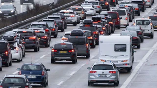 Der ADAC warnt vor Stau auf deutschen Autobahnen. (Archivbild) — © Marijan Murat/dpa