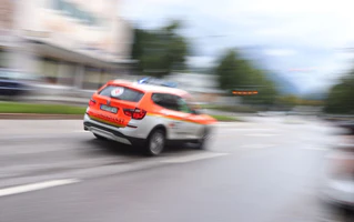 Der Mann musste in ein Krankenhaus gebracht werden. (Symbolbild) — © Karl-Josef Hildenbrand/dpa