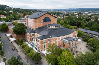 Das Festspielhaus thront auf dem Grünen Hügel von Bayreuth (Archiv). — © Daniel Karmann/dpa