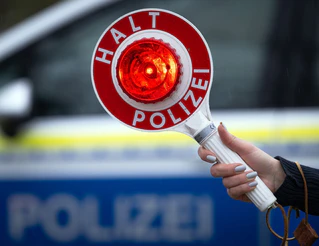 Der Autofahrer missachtet die Anhaltesignale der Polizei und rast mit hoher Geschwindigkeit davon. (Symbolbild) — © Soeren Stache/dpa