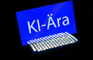 Das Wort des Jahres 2025 ist «KI-Ära». Voraussichtlich 2026 werden viele Verbraucherinnen und Verbraucher erstmals einer Weiterentwicklung der Technologie begegnen - beim Online-Einkauf. (Symbolbild)  — © Robert Michael/dpa