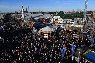 Die Wiesn ist dieses Jahr gut besucht. — © Felix Hörhager/dpa
