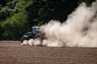 In den vergangenen Tagen hat es geregnet, doch die Monate der Trockenheit zuvor bescheren den Bauern Ernteeinbußen. (Symbolbild) — © Daniel Karmann/dpa
