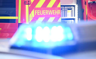 Mehrere Menschen wurden bei dem Brand durch Rauch verletzt. (Symbolfoto) — © Bernd Weißbrod/dpa