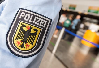 Die Bundespolizei entdeckte die gefälschten Diplomatenpässe bei der Kontrolle. (Symbolbild) — © Boris Roessler/dpa