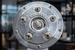 Restauriert, poliert und vergrößert: die Meisterschale. — © Oliver Hardt/DFL/Getty Images/dpa