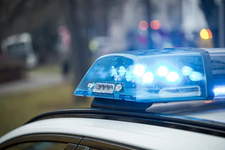 Die Polizei sperrte für die Bergungsarbeiten in der Nacht die Autobahn. (Symbolbild) — © Daniel Vogl/dpa