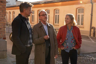 Das Team: Alexander Held Mitte, als Kommissar Ludwig Schaller), Bernadette Heerwagen (als Kommissarin Angelika Flierl, rechts) und Marcus Mittermeier (als Kommissar Harald Neuhauser). (ZDF-Bild) — © Susanne Bernhard/ZDF/dpa