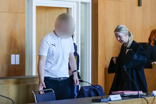 Der Angeklagte hat die Vorwürfe eingeräumt. — © Daniel Löb/dpa
