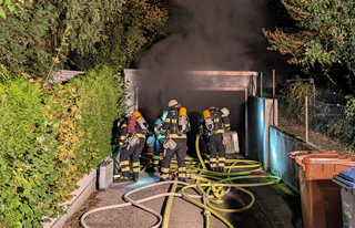 Bei dem Brand im Stadtteil Moosach wurden etwa zehn Autos beschädigt, die Polizei ermittelt wegen Brandstiftung. — © -/Feuerwehr München/dpa