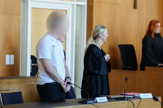 Der Angeklagte hat beim Prozessauftakt die Vorwürfe eingeräumt. — © Daniel Löb/dpa
