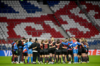 Wie schon im März 2023 wollen die Bayern-Fußballerinnen wieder in der Allianz Arena gegen Arsenal jubeln. (Archivfoto) — © Peter Kneffel/dpa