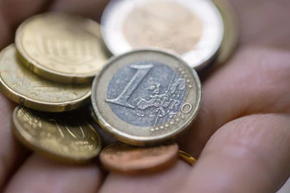 Ohne den steilen Anstieg der Heizöl- und Benzinpreise wäre die Inflation derzeit mäßig - doch teurere Energie treibt die Teuerung. (Symbolbild) — © Fernando Gutierrez-Juarez/dpa