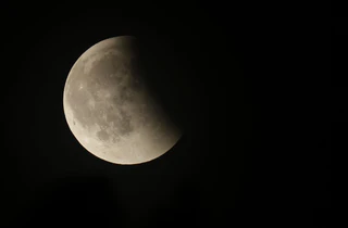 Am Freitag wird der Mond zum Teil vom Erdschatten verdunkelt. — © Thomas Warnack/dpa