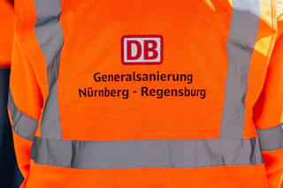 Ursprünglich sollten die Bauarbeiten fünf Monate bis zum 10. Juli dauern. Wenige Tage vorher informierte die Bahn darüber, dass der Termin nicht zu halten sei. (Archivbild) — © Armin Weigel/dpa