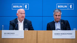 Berlins Regierender Bürgermeister Kai Wegner (l) und der Olympia-Beauftragte Kaweh Niroomand erklärten den Rückzug bei der Olympia-Bewerbung. — © Christophe Gateau/dpa