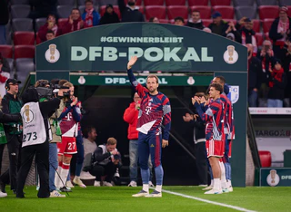 Harry Kane (m) wurde rund um das DFB-Pokal-Spiel bejubelt. — © Sven Hoppe/dpa