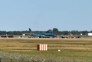 Eine Maschine von Vietnam Airlines ist nach dem Start in München wegen Schäden an Reifen und Fahrwerk sicher zurückgekehrt. — © Uwe Lorz/dpa