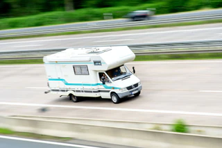 An einem Wohnmobil platzt ein Reifen - Unfall auf der A8 bei Günzburg. (Symbolbild) — © Hauke-Christian Dittrich/dpa/dpa-tmn