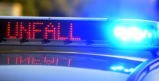 Nach einem schweren Unfall bei Postau stirbt ein Insasse am Unfallort. (Symbolbild) — © Stefan Puchner/dpa