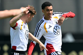 Kollegen bei Bayern und im Nationalteam: Joshua Kimmich (l) und Jamal Musiala. (Archivbild) — © Federico Gambarini/dpa