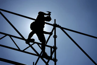 Der Mann fiel vom Gerüst auf den Betonboden. (Symbolbild) — © David-Wolfgang Ebener/dpa/dpa-tmn